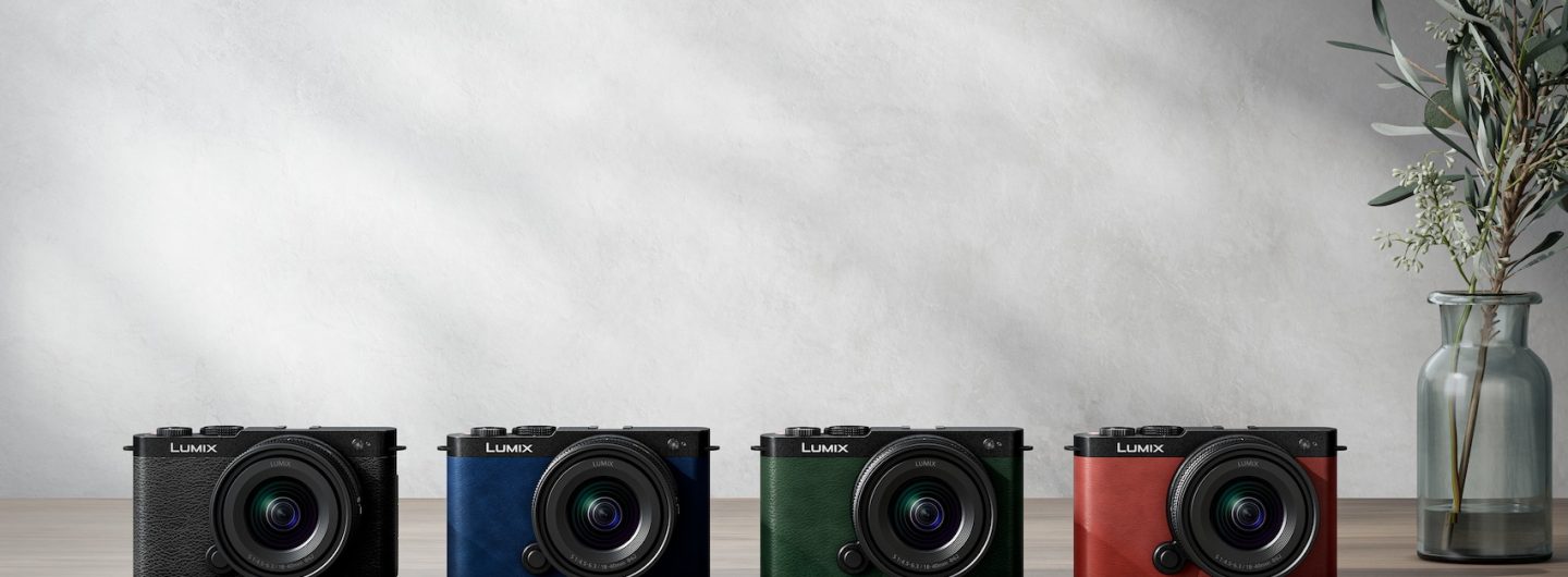 Die LUMIX S9 ist die kleinste und leichteste Vollformat Systemkamera der LUMIX S-Serie. Sie ist in den vier Farben Jet Black, Crimson Red, Dark Olive, Night Blu erhältlich. (c) Panasonic