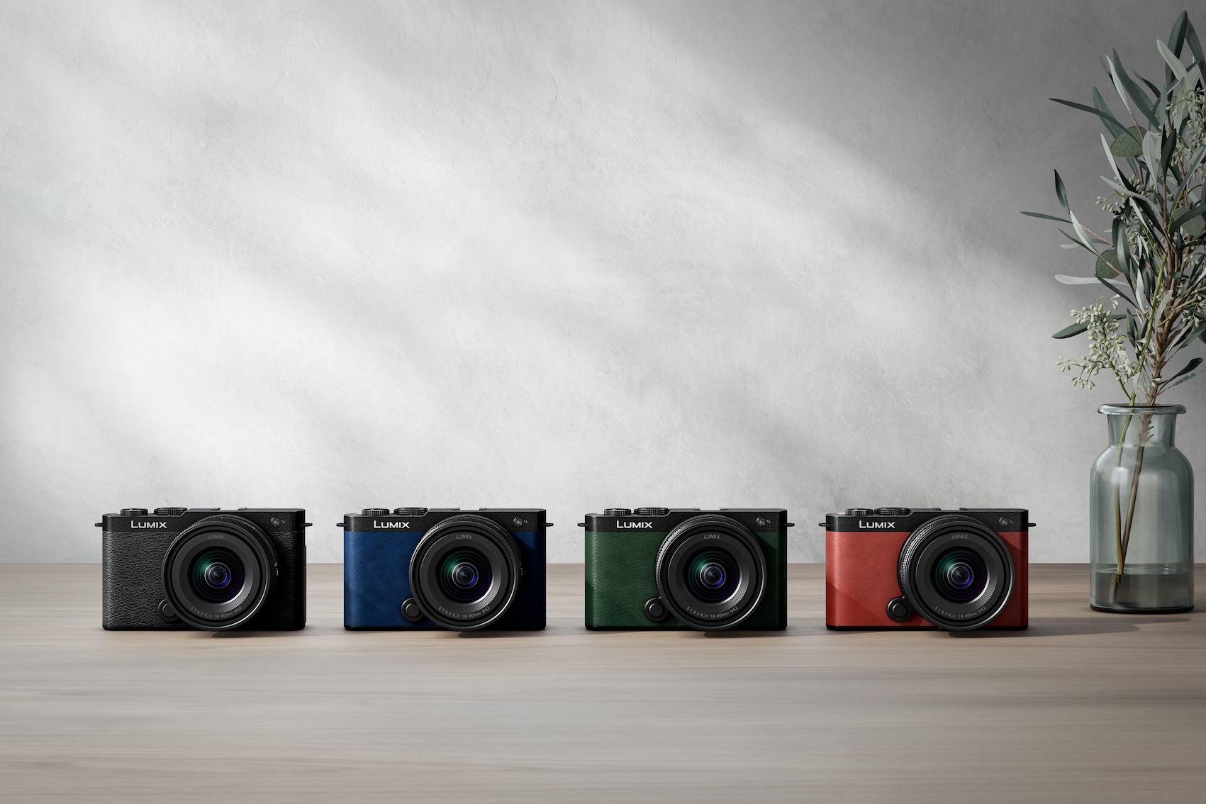 Die LUMIX S9 ist die kleinste und leichteste Vollformat Systemkamera der LUMIX S-Serie. Sie ist in den vier Farben Jet Black, Crimson Red, Dark Olive, Night Blu erhältlich. (c) Panasonic