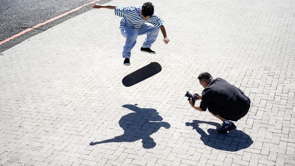 Little Shao fotografiert mit der Z6III einen Skateboarder in der Luft, sein künstlerischer Beitrag zur Challenge "Human Prompt: Creative Athlete". (c) Rachel Bigsby / Nikon