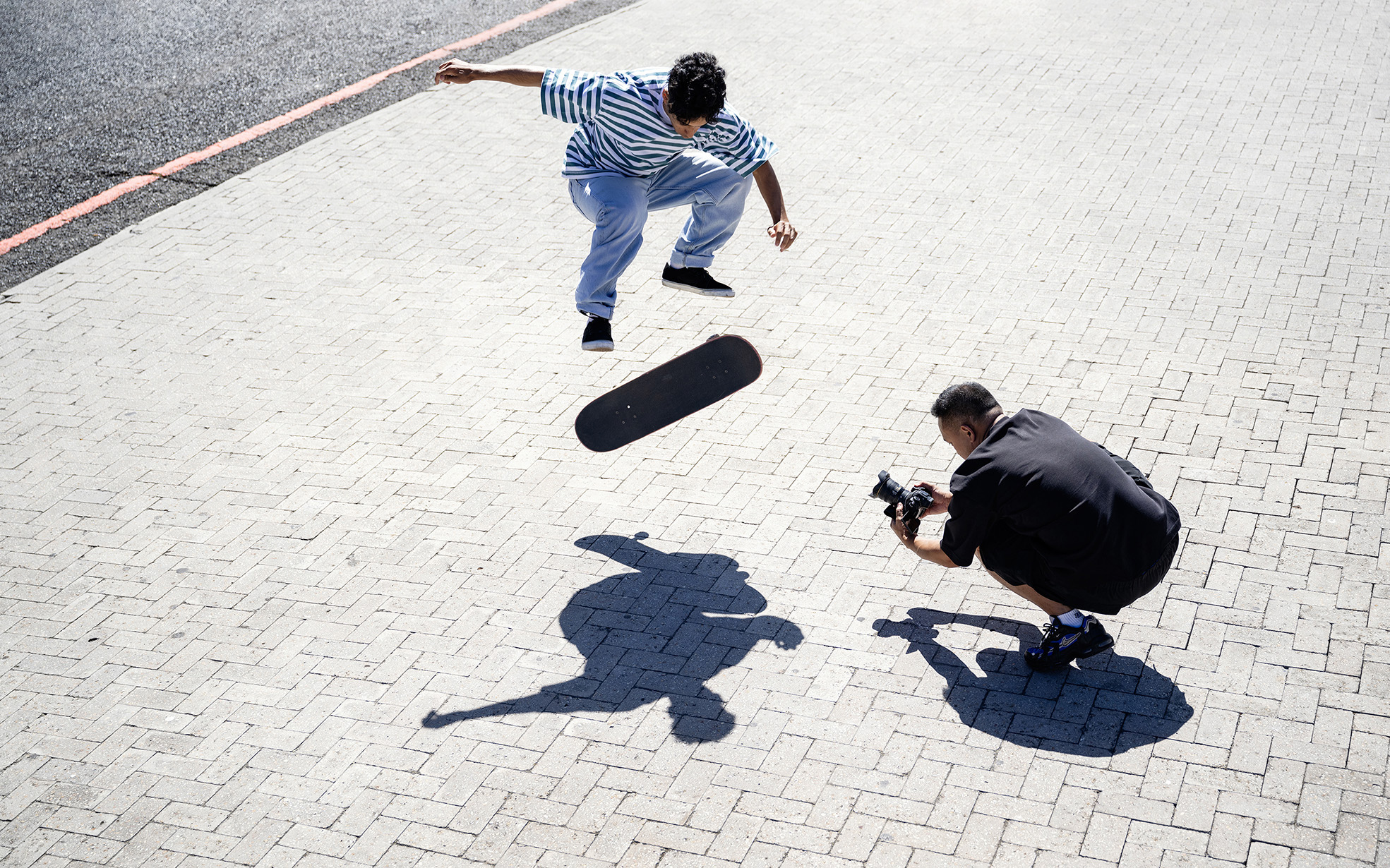 Little Shao fotografiert mit der Z6III einen Skateboarder in der Luft, sein künstlerischer Beitrag zur Challenge "Human Prompt: Creative Athlete". (c) Rachel Bigsby / Nikon