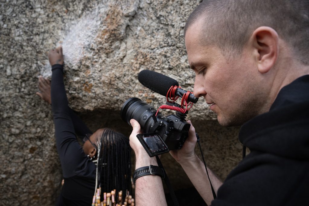 Jan Vincent Kleine filmt mit der Z6III als kompaktem Video-Setup, um den Nervenkitzel beim Klettern einzufangen, sein Beitrag zur Challenge "Human Prompt: Creative Athlete". (c) Dani K Monteiro / Nikon