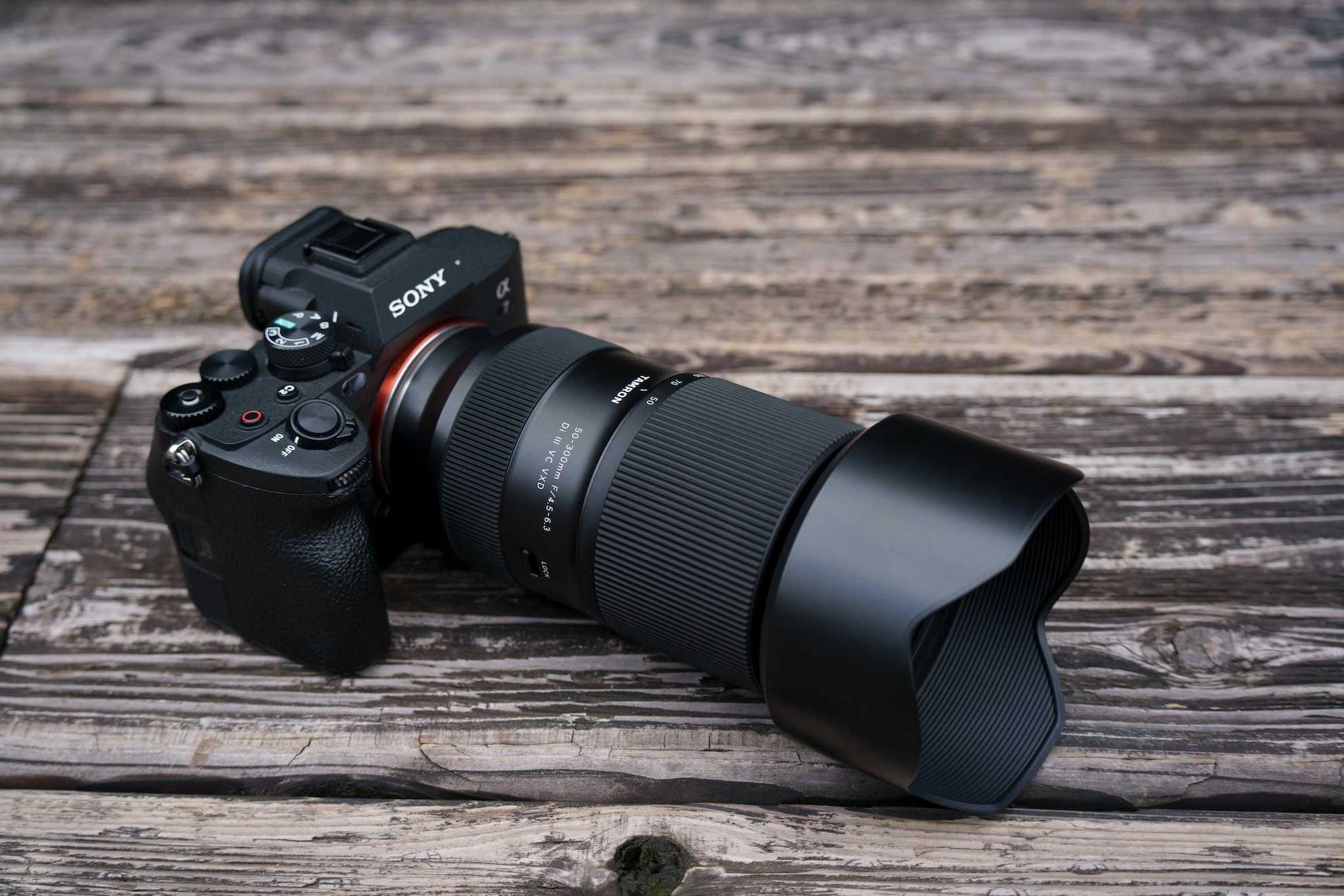 Sony Vollformatkamera mit angesetztem Tamron 50-300mm F/4.5-6.3 Di III VC VXD (Modell A069S) (c) Tamron
