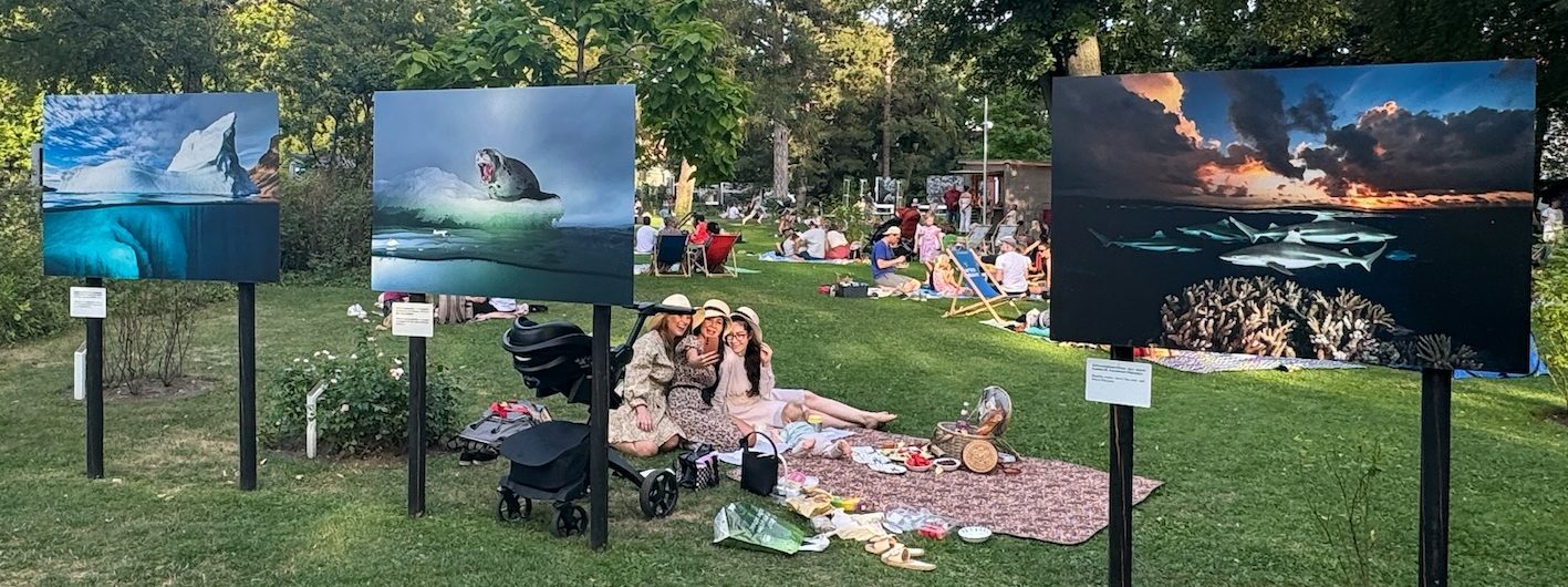 Picknick in der Ausstellung „Die Stimmen des Wassers“ von David Doubilet. (c) Festival La Gacilly-Baden Photo