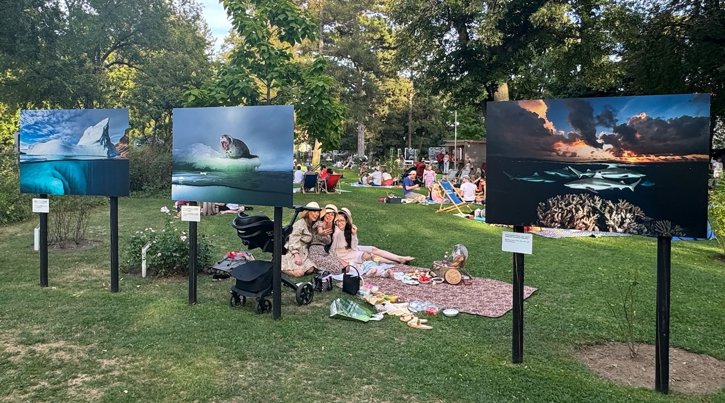 Picknick in der Ausstellung „Die Stimmen des Wassers“ von David Doubilet. (c) Festival La Gacilly-Baden Photo