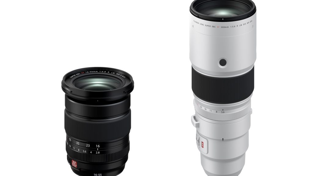 Links das Fujinon XF500mmF5.6 R LM OIS WR, rechts das Fujinon XF16-55mmF2.8 R LM WR II (c) FUJIFILM