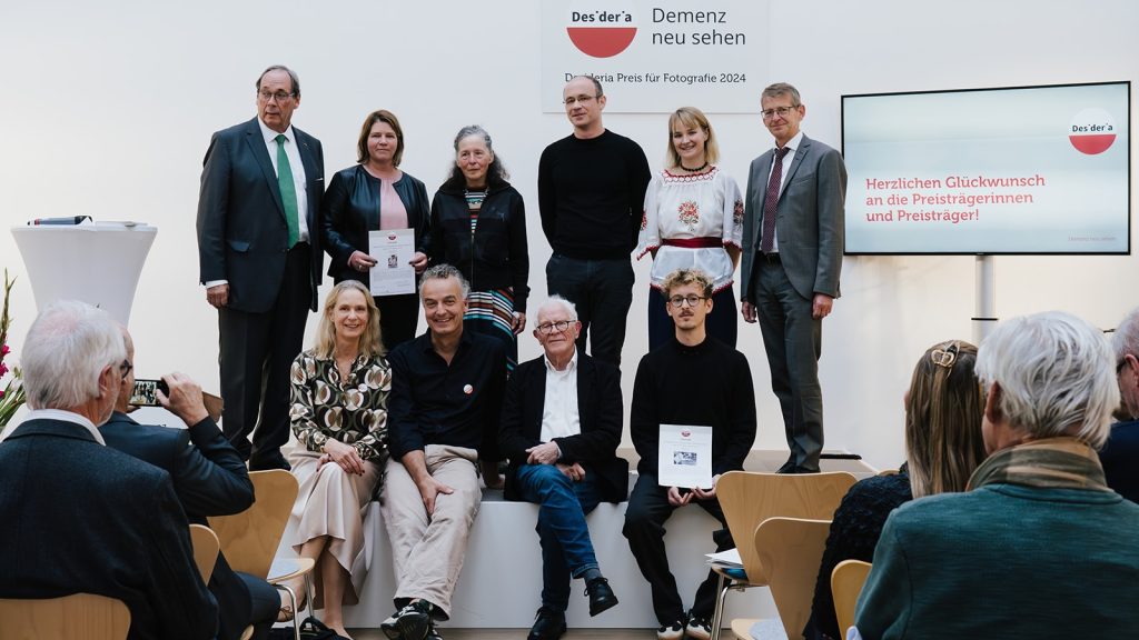 Hintere Reihe v. l.: Dr. Harald Mosler, Evelyn Werner, Brigitte Tast, Dimitrij Rudmann, Sofia Jüngling-Badia, Dr. Bernhard Opolony. Vordere Reihe v. l.: Désirée von Bohlen und Halbach, Hauke Dressler, Prof. Reimer Gronemeyer, Daniel Huss.  Foto: Desideria Preis für Fotografie2024/Jennifer Hartmann