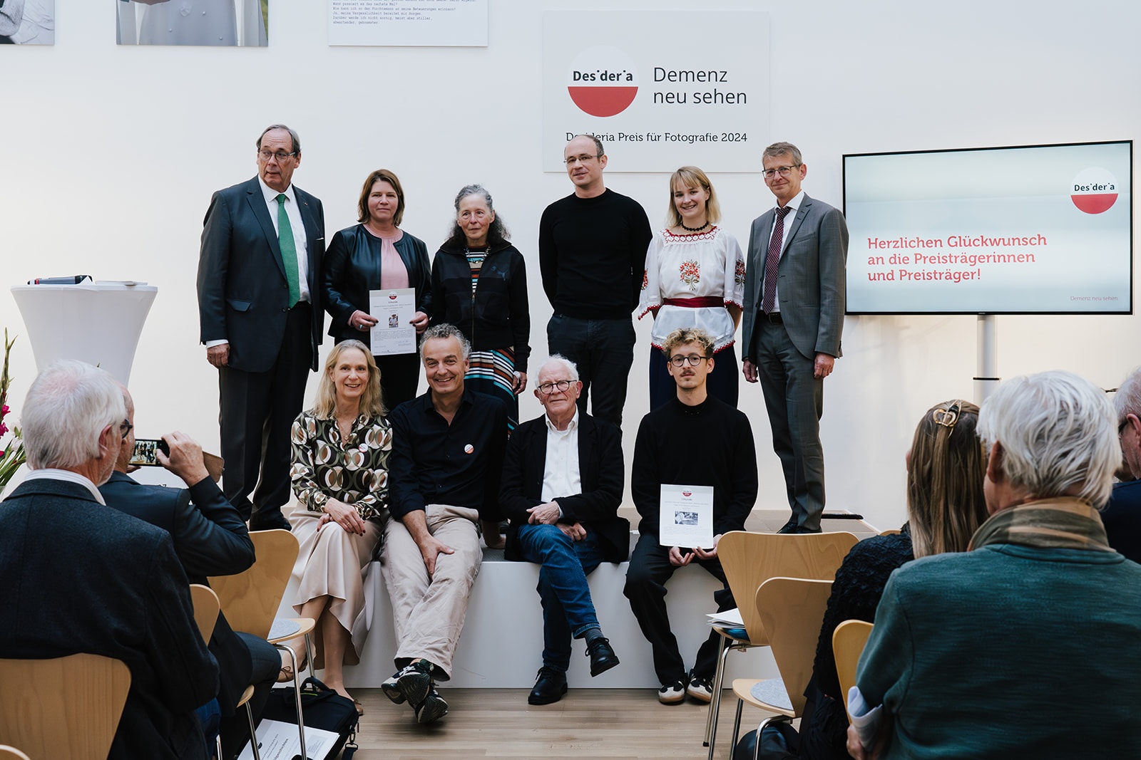 Hintere Reihe v. l.: Dr. Harald Mosler, Evelyn Werner, Brigitte Tast, Dimitrij Rudmann, Sofia Jüngling-Badia, Dr. Bernhard Opolony. Vordere Reihe v. l.: Désirée von Bohlen und Halbach, Hauke Dressler, Prof. Reimer Gronemeyer, Daniel Huss.  Foto: Desideria Preis für Fotografie2024/Jennifer Hartmann