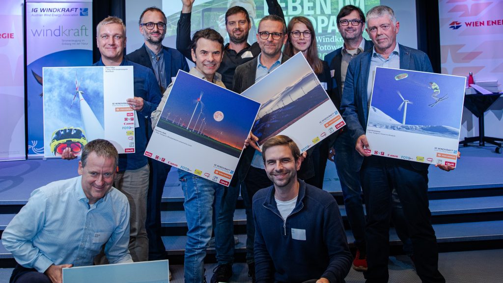 Die glücklichen Gewinner des Windkraft-Fotowettbewerbs mit ihren Bildern. Foto: Astrid Knie