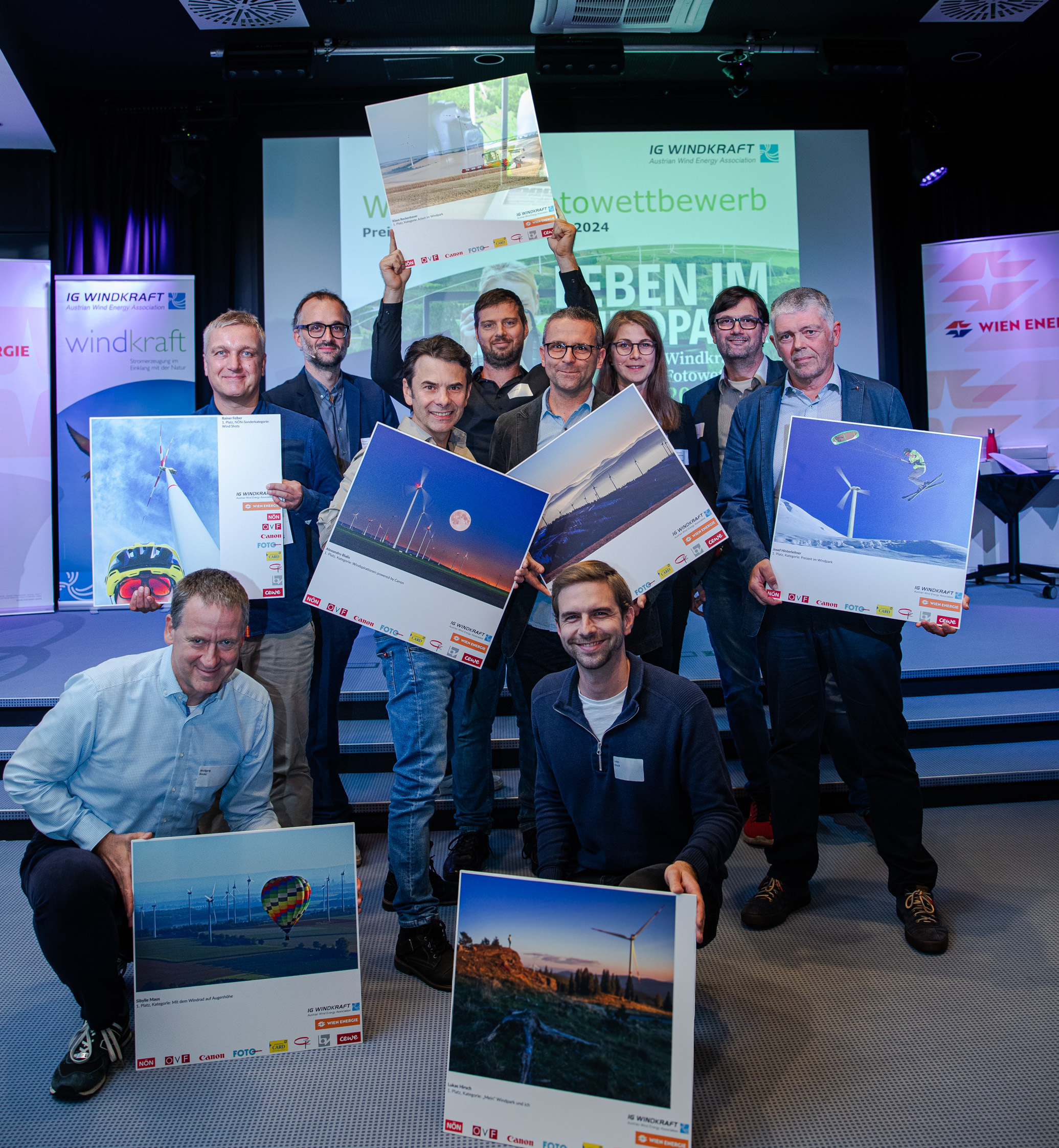 Die glücklichen Gewinner des Windkraft-Fotowettbewerbs mit ihren Bildern. Foto: Astrid Knie