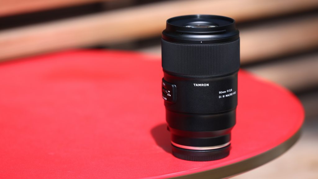 Das neue Tamron 90mm F/2.8 Di III MACRO VXD (Modell F072) für spiegellose Vollformat-Objektive mit Sony E-Mount und Nikon Z-Mount. (c) TAMRON