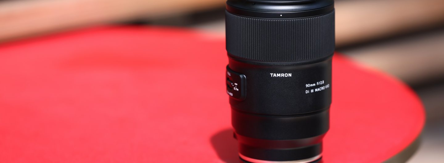 Das neue Tamron 90mm F/2.8 Di III MACRO VXD (Modell F072) für spiegellose Vollformat-Objektive mit Sony E-Mount und Nikon Z-Mount. (c) TAMRON