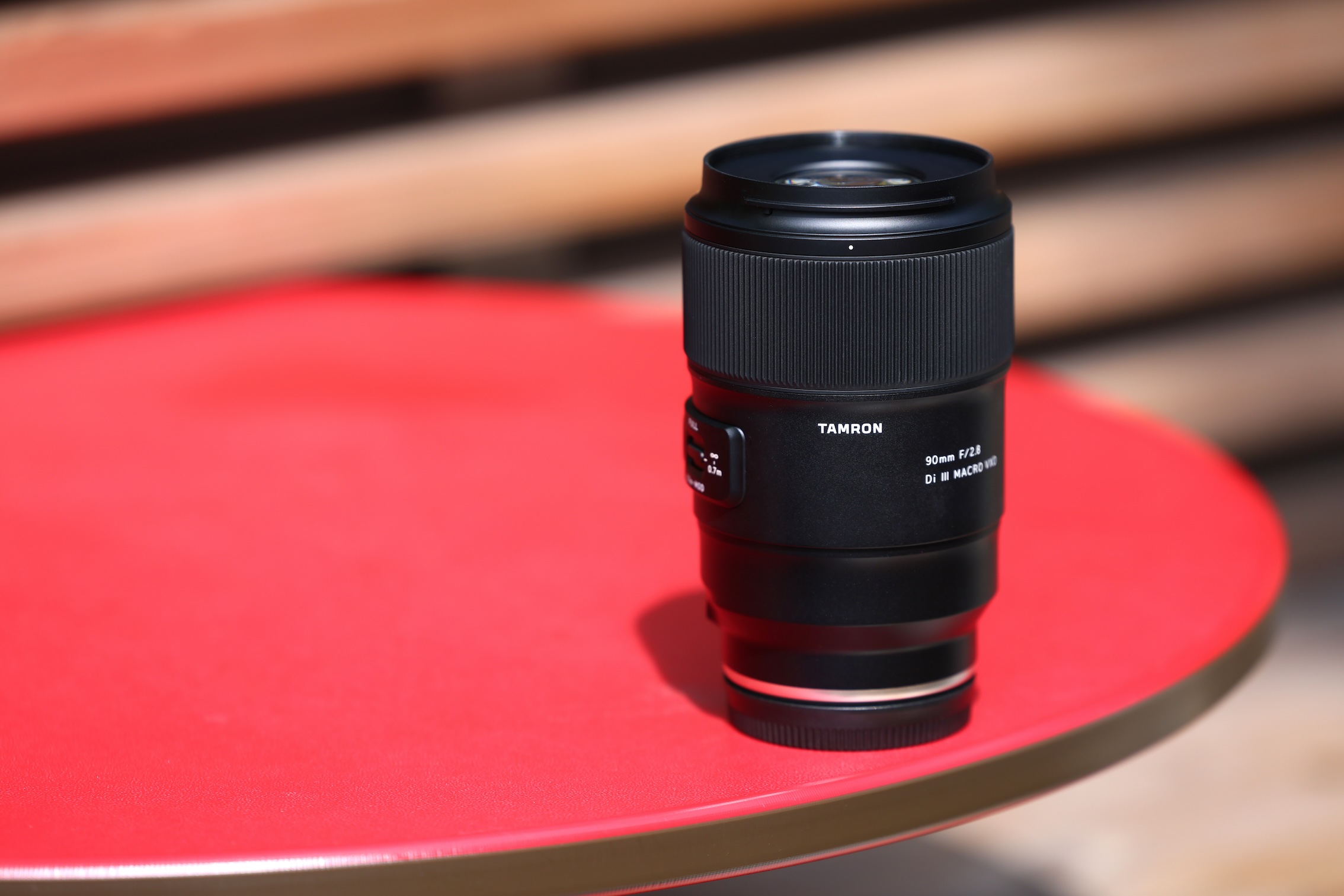 Das neue Tamron 90mm F/2.8 Di III MACRO VXD (Modell F072) für spiegellose Vollformat-Objektive mit Sony E-Mount und Nikon Z-Mount. (c) TAMRON